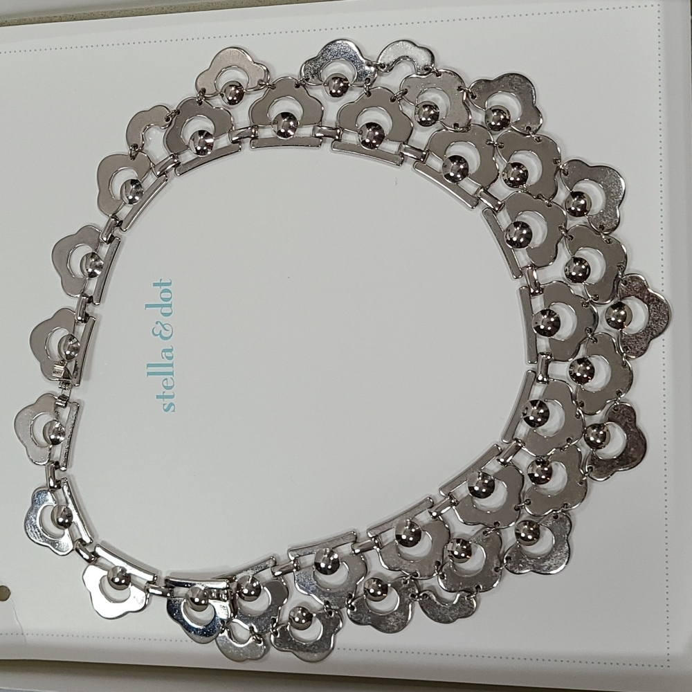 Stella & Dot Alexandria  Scalloped Statement Necklace - Picture 5 of 9